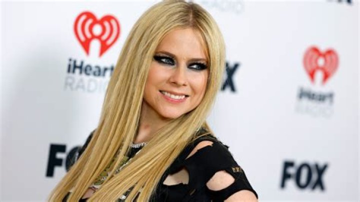 Exploring Avril Lavigne At Age 16: A Turning Point In Pop Punk History