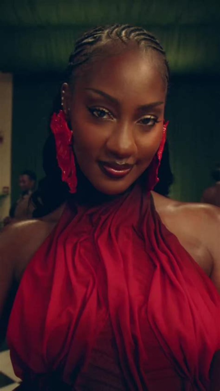 Exploring The Digital Universe Of Holly Hennessy On Discord