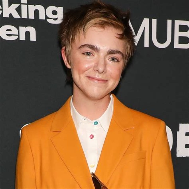 Is Elsie Fisher Non-Binary? All The Details About Their Gender Identity