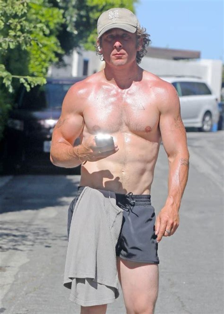 Exploring The Heights Of Jeremy Allen: A Closer Look At His Stature