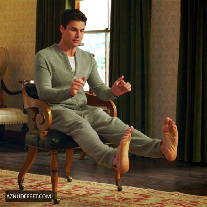 Discovering Robbie Amell's Height In Feet: A Closer Look
