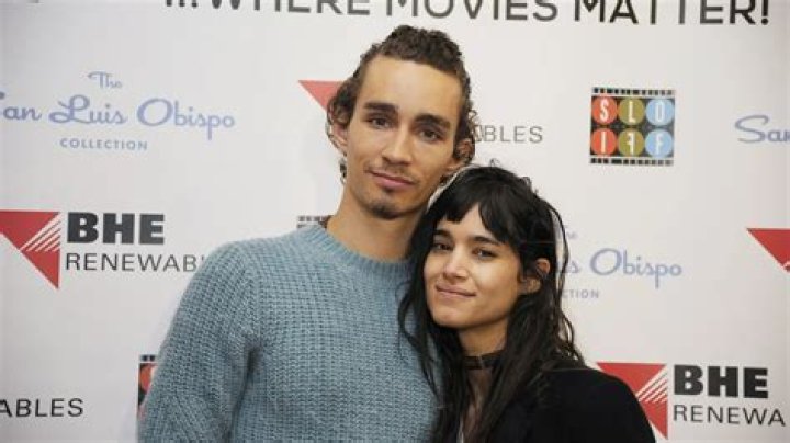 Unveiling The Enigma: Robert Sheehan's Girlfriend And Relationships