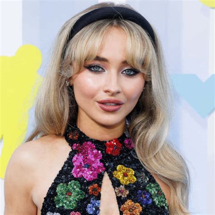 Discovering Sabrina Carpenter's Height: A Closer Look