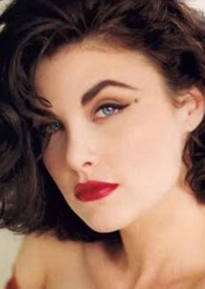 Uncover Sherilyn Fenn's Age: A Timeless Beauty