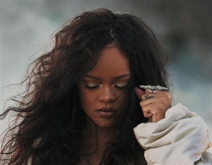 Discover The Lyrics To Rihanna's Chart-topping Single: "Diamonds"
