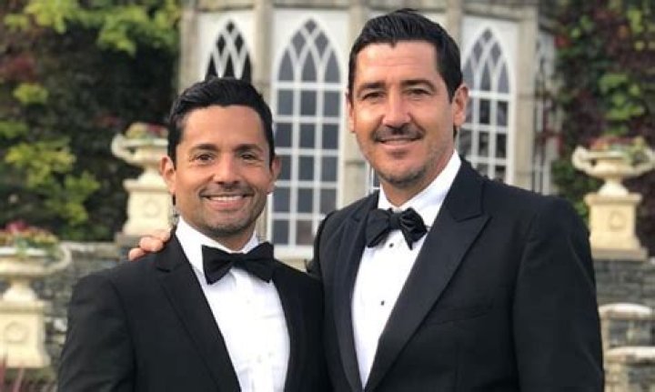 Unveiling The Age Difference: Who Is Senior, Jonathan Or Jordan Knight?